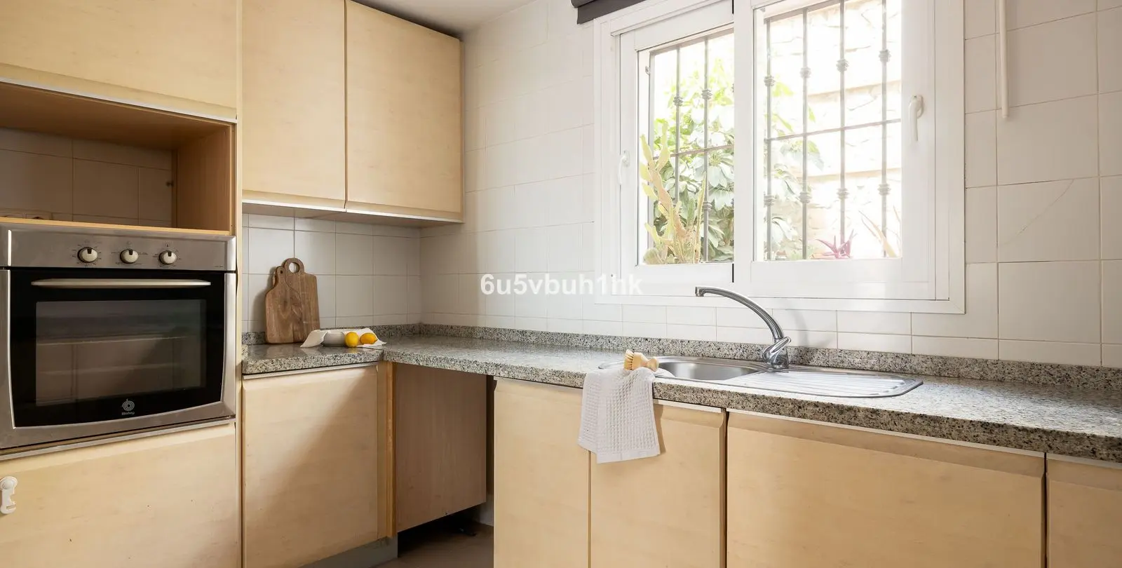 Sale of middle floor apartment in Calahonda 12