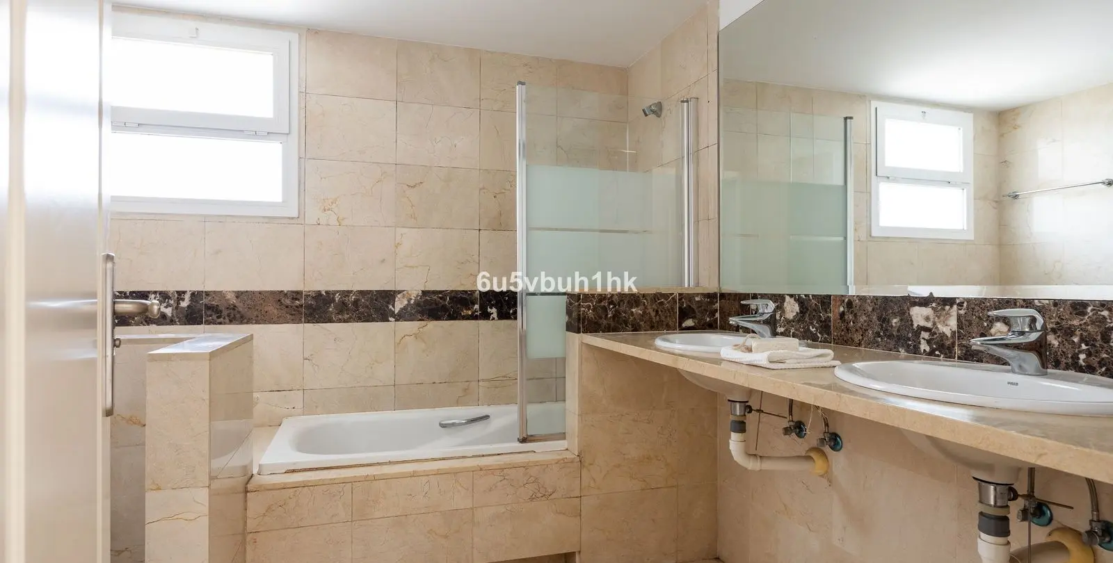 Sale of middle floor apartment in Calahonda 14
