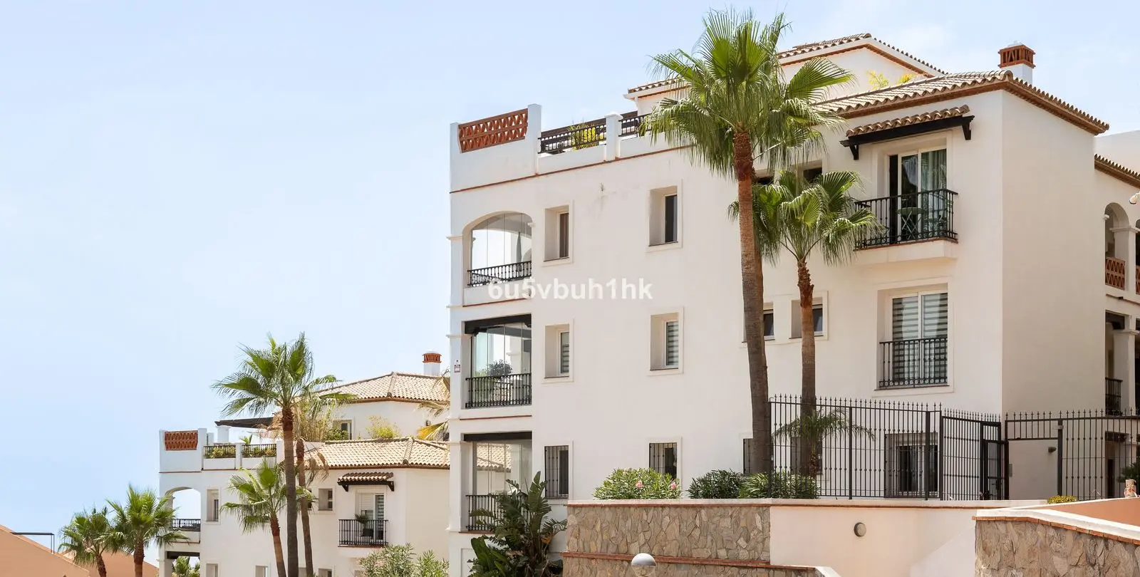 Sale of middle floor apartment in Calahonda 21