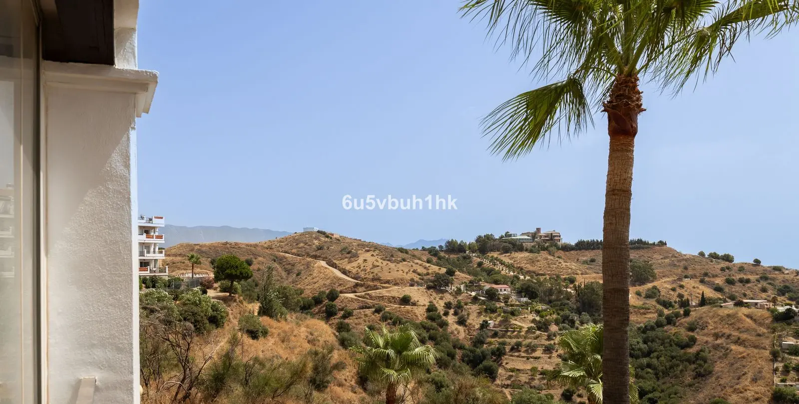 Sale of middle floor apartment in Calahonda 22