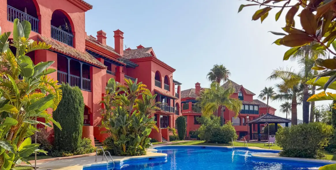 Venta de apartamento en planta media en Calahonda 1