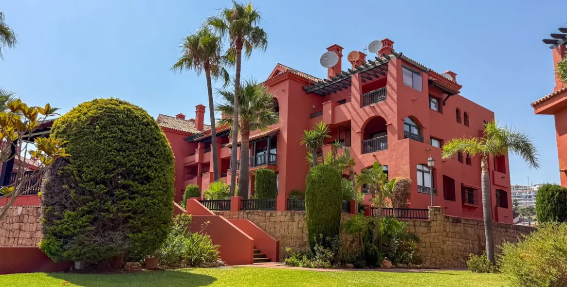 Venta de apartamento en planta media en Calahonda 2