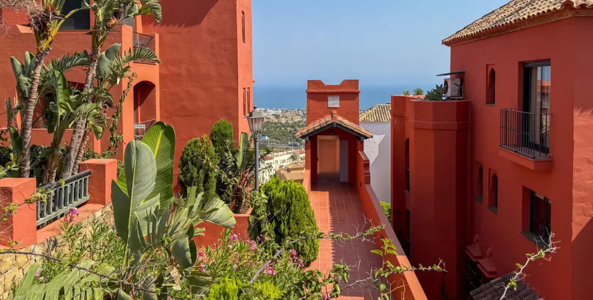 Venta de apartamento en planta media en Calahonda 3