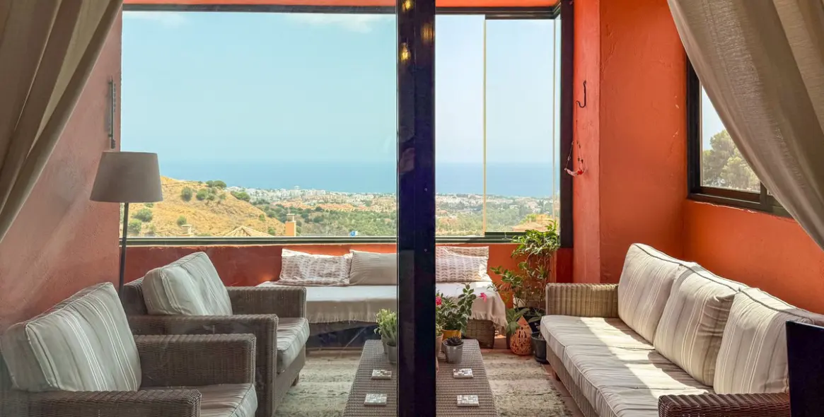 Venta de apartamento en planta media en Calahonda 11