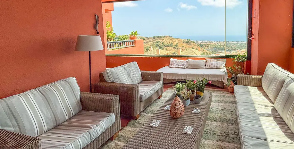 Venta de apartamento en planta media en Calahonda 12