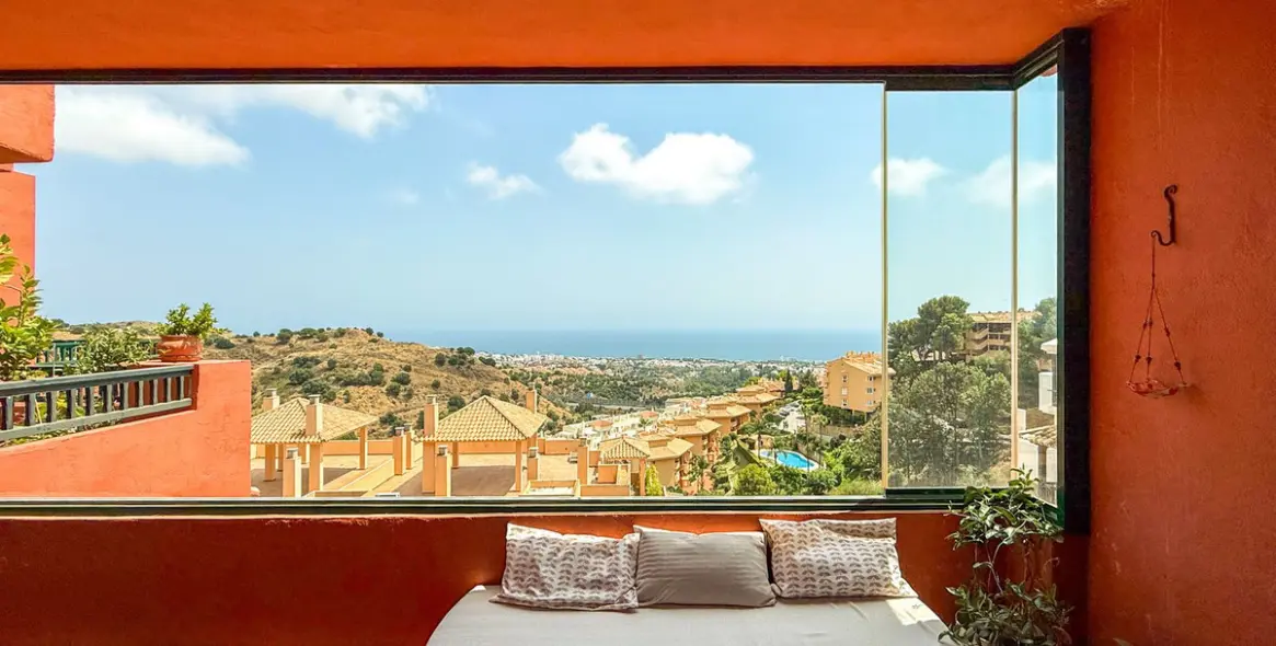 Venta de apartamento en planta media en Calahonda 13