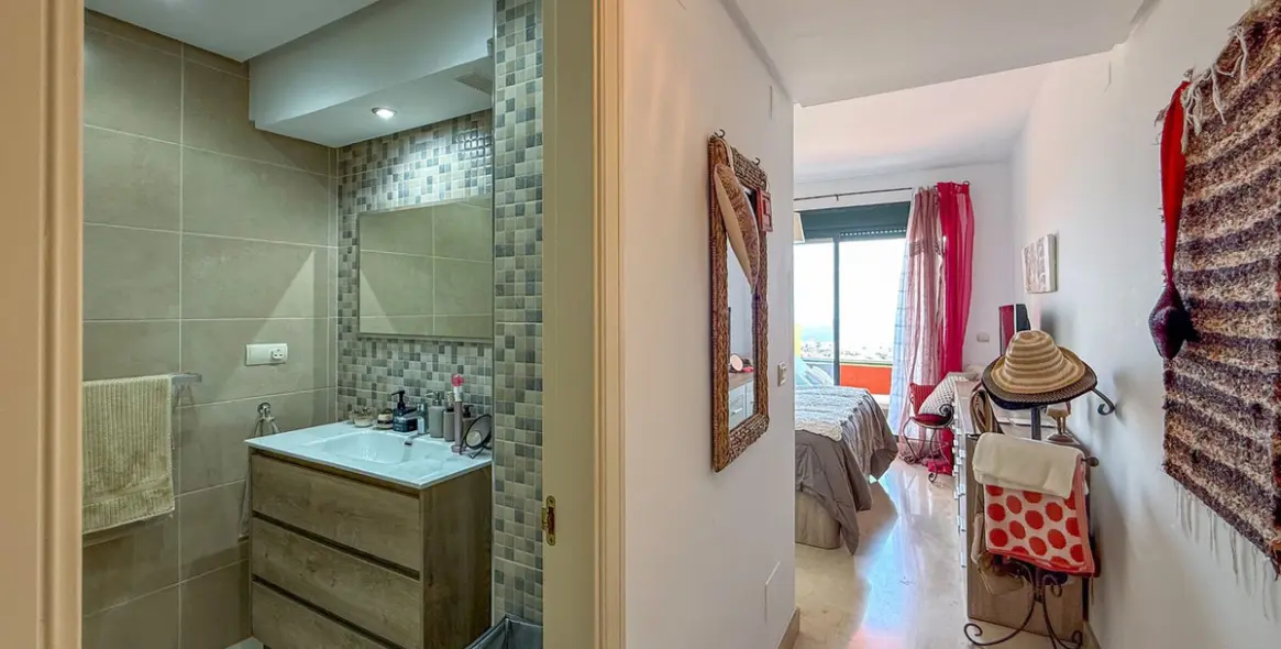 Venta de apartamento en planta media en Calahonda 16