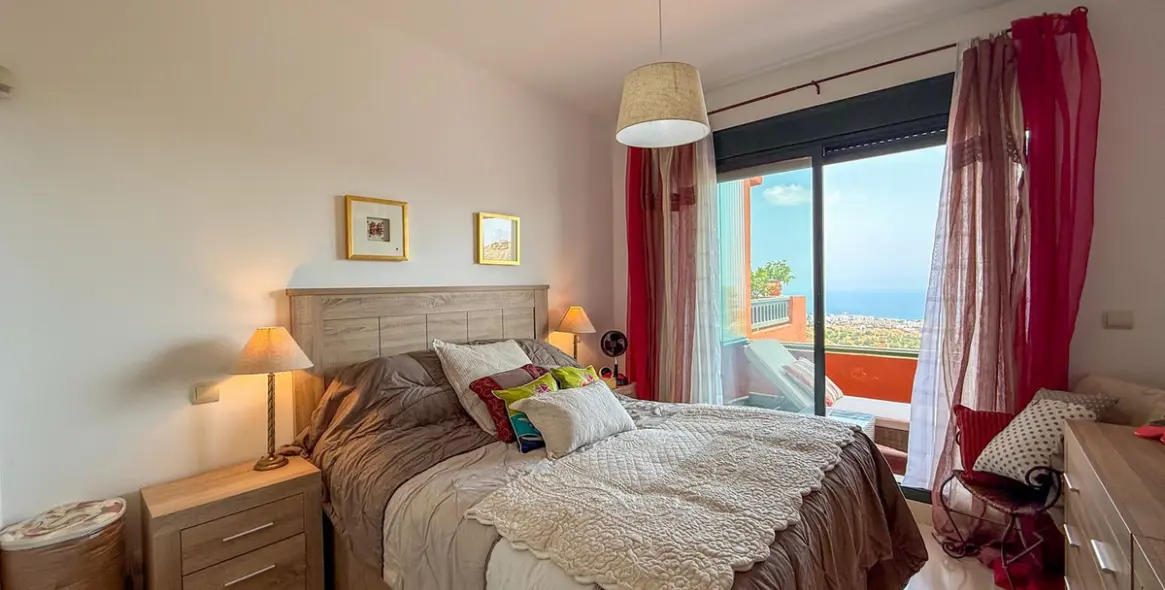 Venta de apartamento en planta media en Calahonda 17