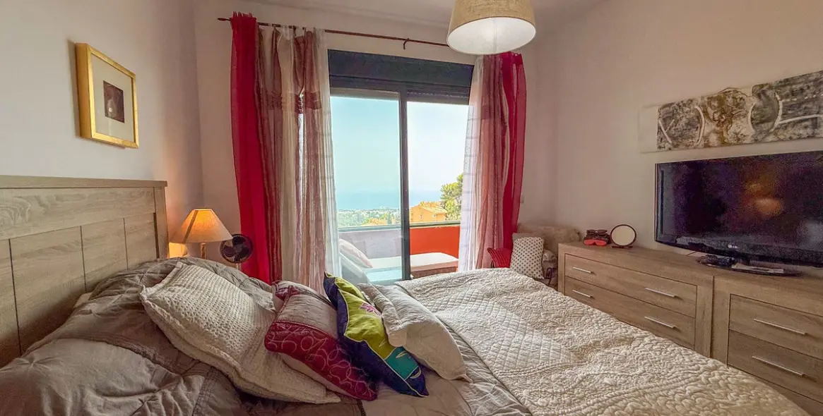 Venta de apartamento en planta media en Calahonda 18