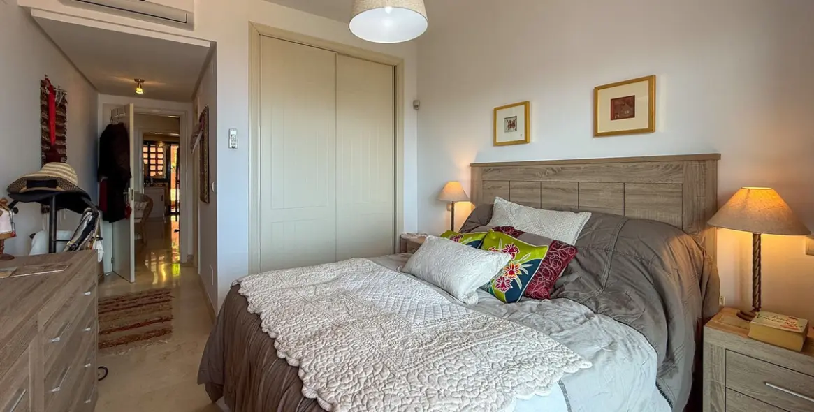 Venta de apartamento en planta media en Calahonda 19