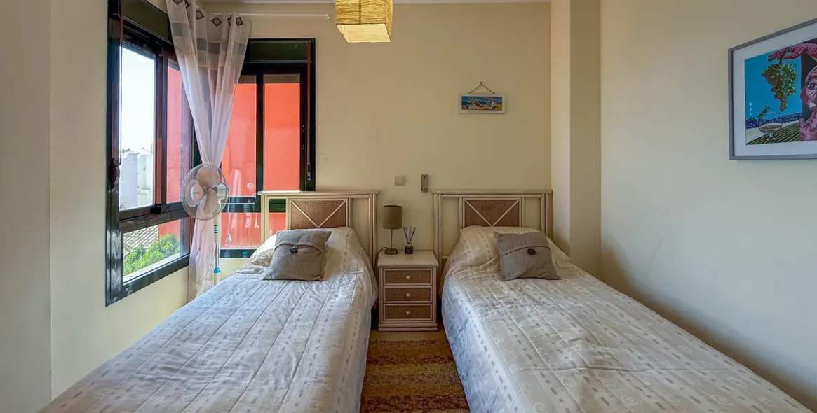 Venta de apartamento en planta media en Calahonda 22