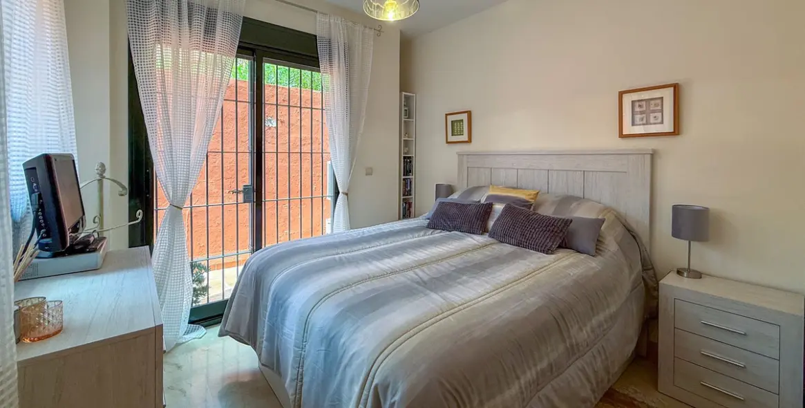 Venta de apartamento en planta media en Calahonda 23