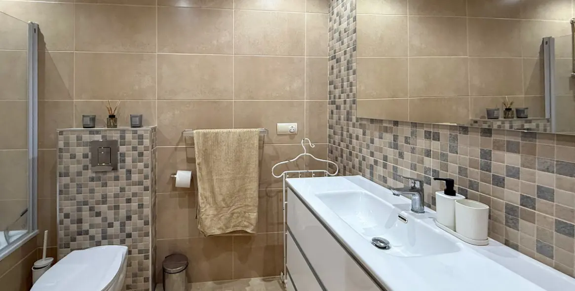 Venta de apartamento en planta media en Calahonda 25