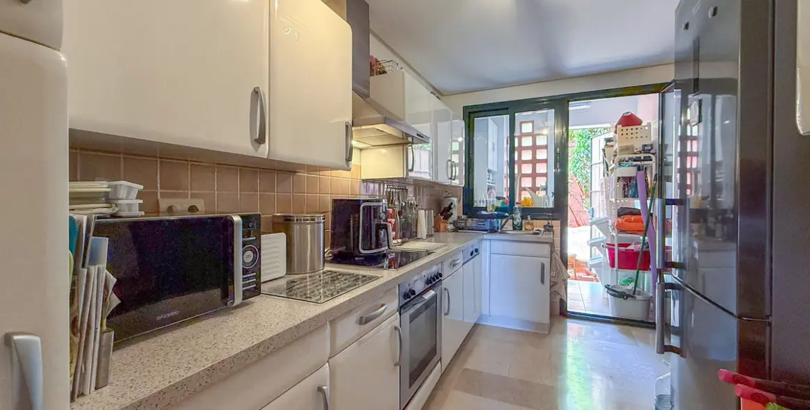 Venta de apartamento en planta media en Calahonda 26