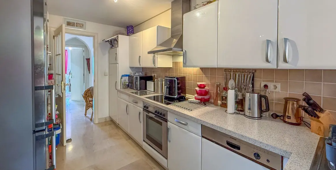 Venta de apartamento en planta media en Calahonda 27
