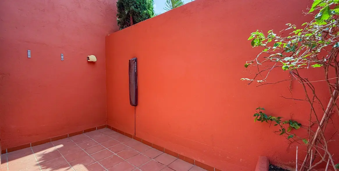Venta de apartamento en planta media en Calahonda 30