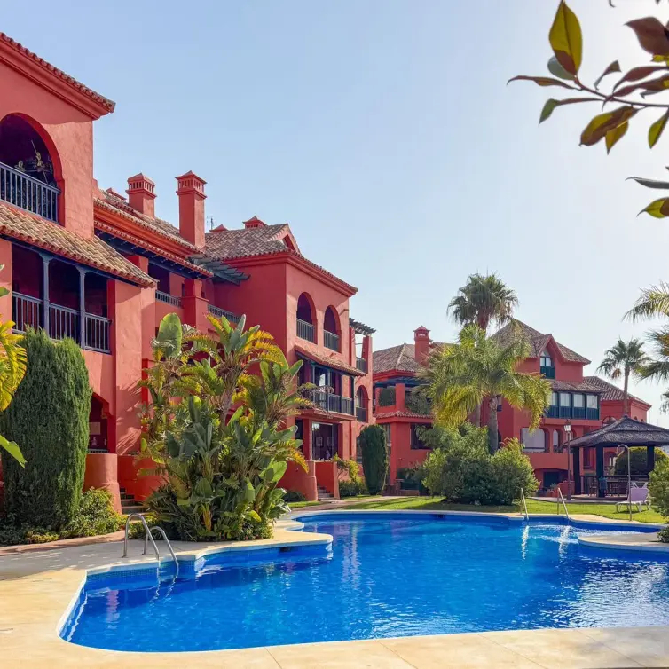 Sale of middle floor apartment in Calahonda
