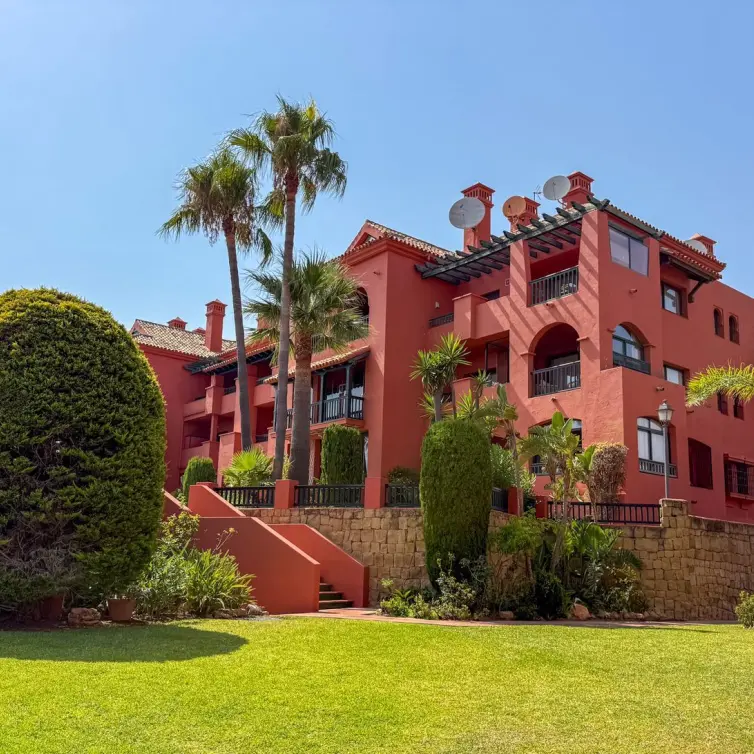 Sale of middle floor apartment in Calahonda