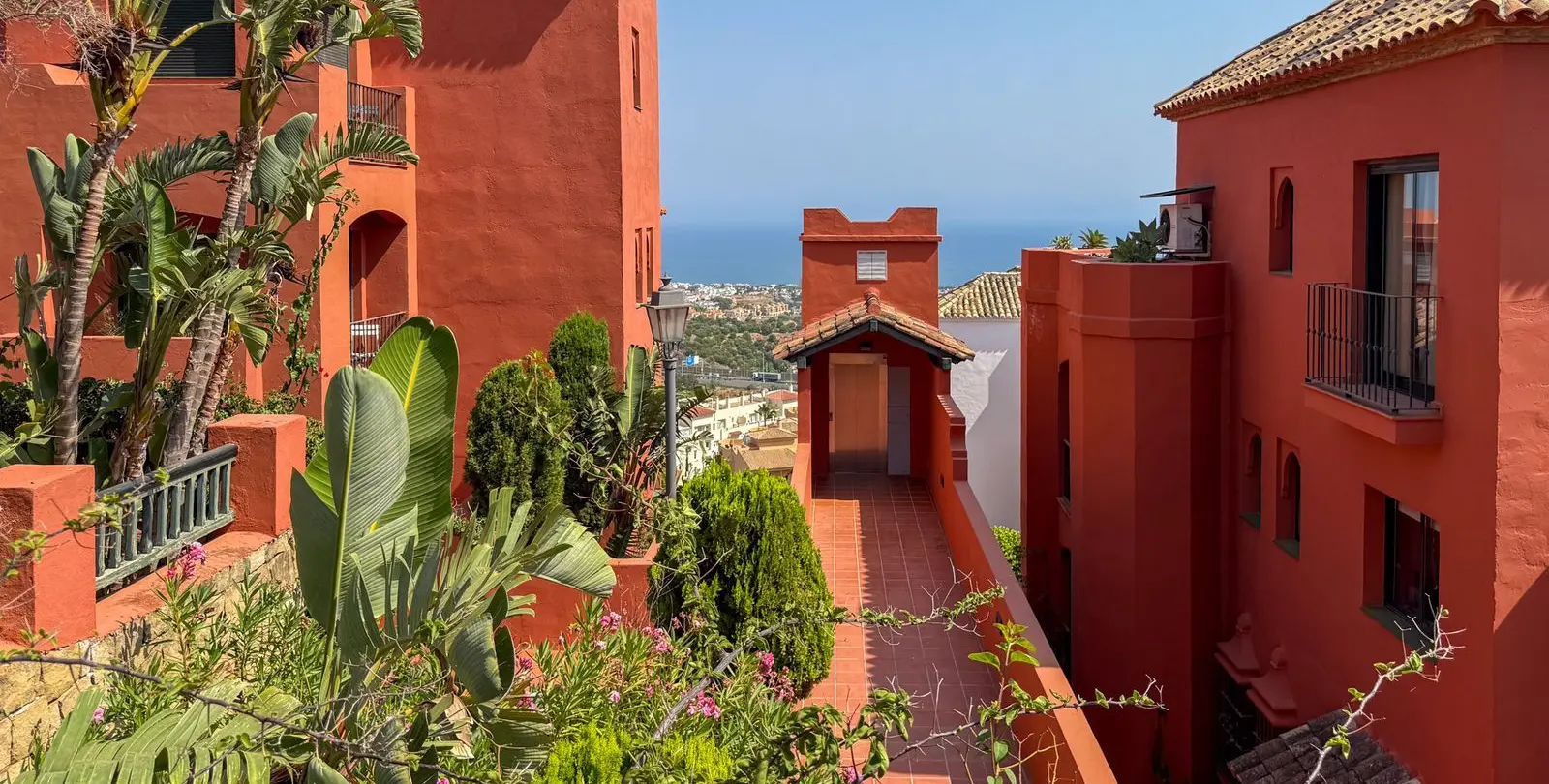 Sale of middle floor apartment in Calahonda 3