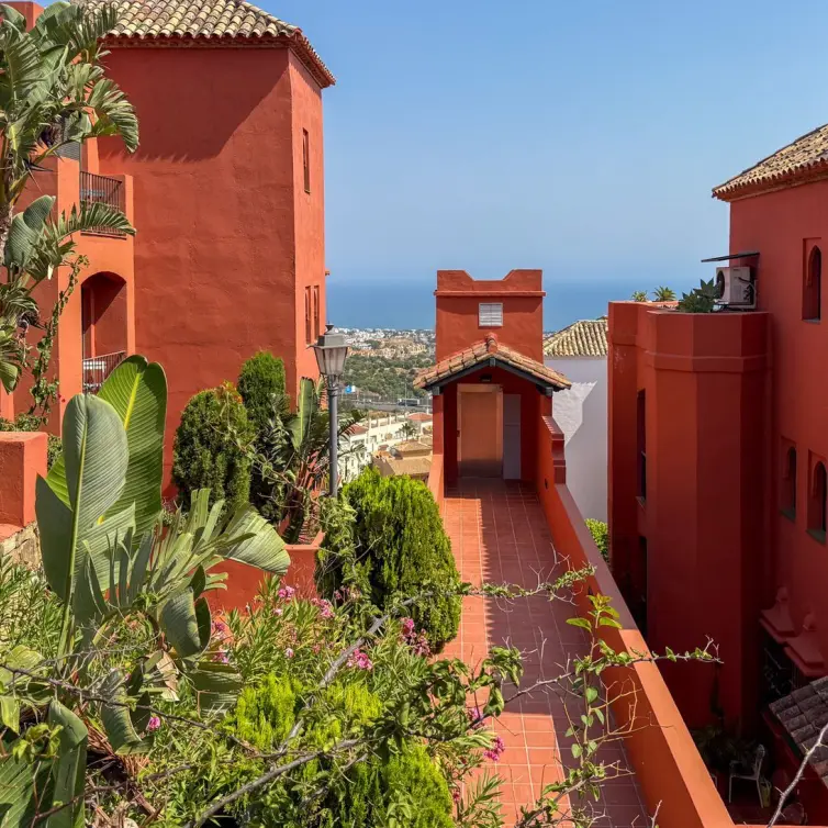 Sale of middle floor apartment in Calahonda