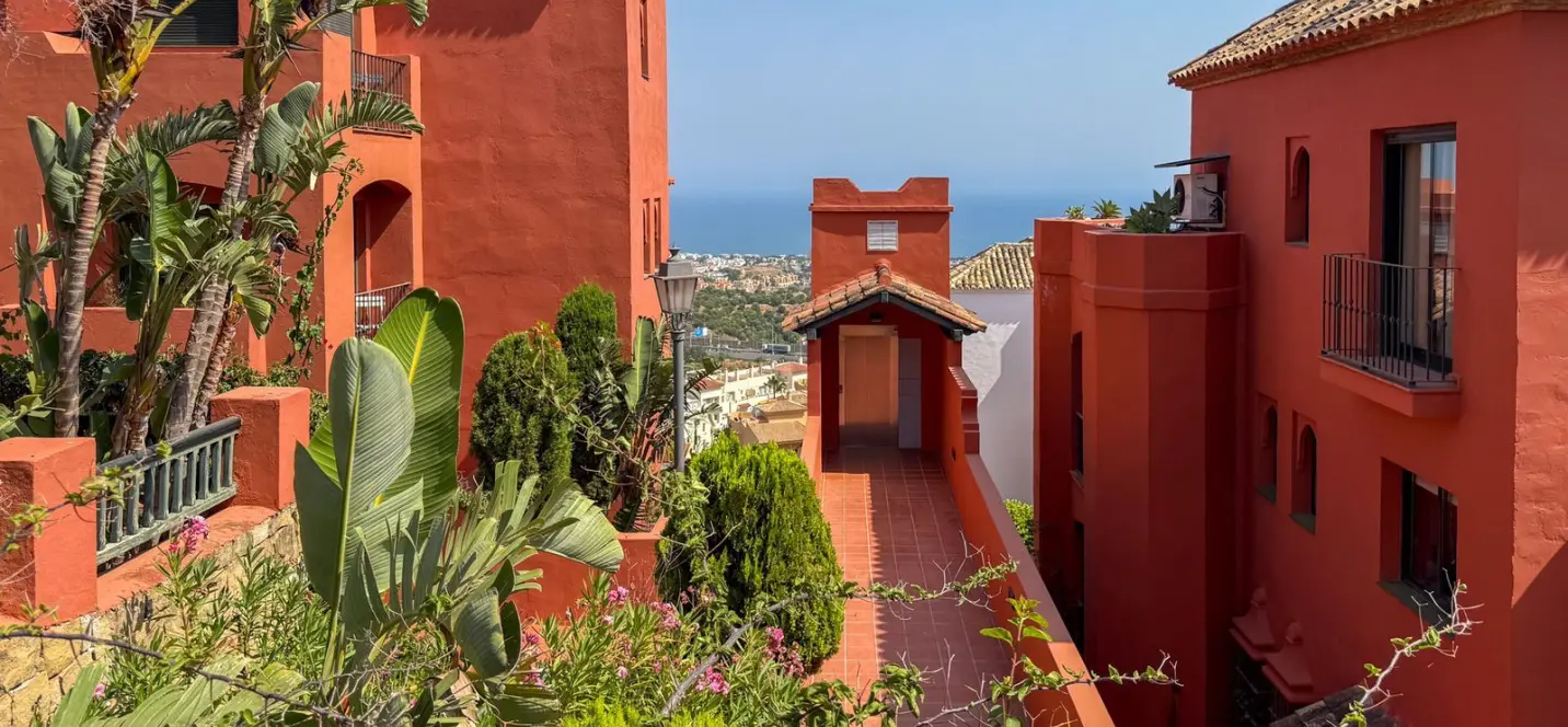 Sale of middle floor apartment in Calahonda 2