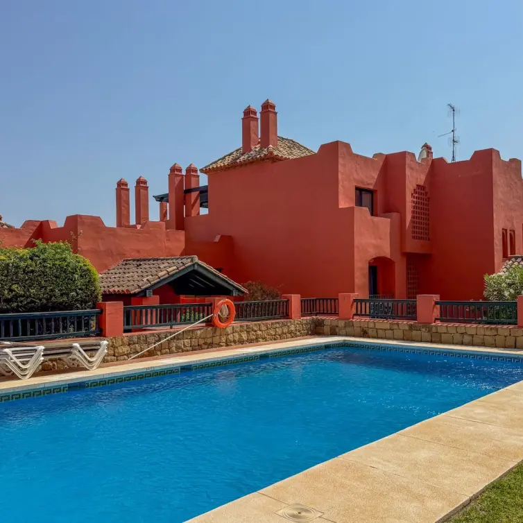 Sale of middle floor apartment in Calahonda