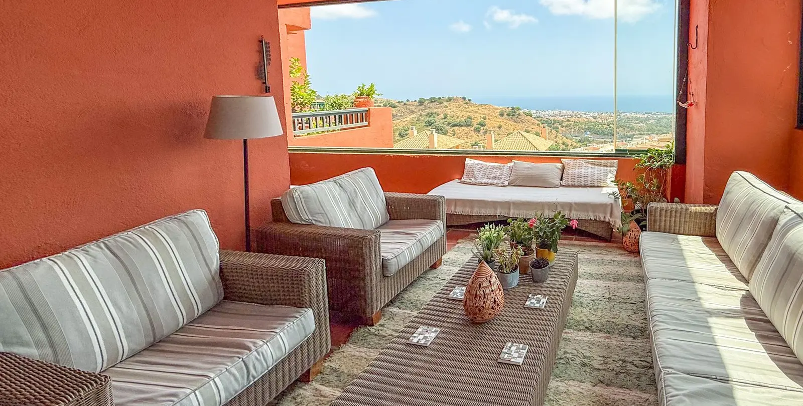 Sale of middle floor apartment in Calahonda 12