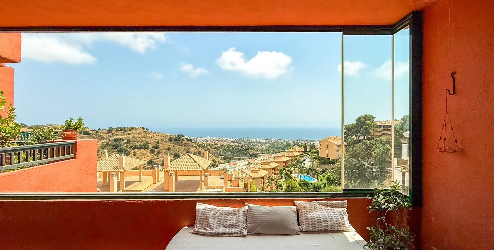 Sale of middle floor apartment in Calahonda 13