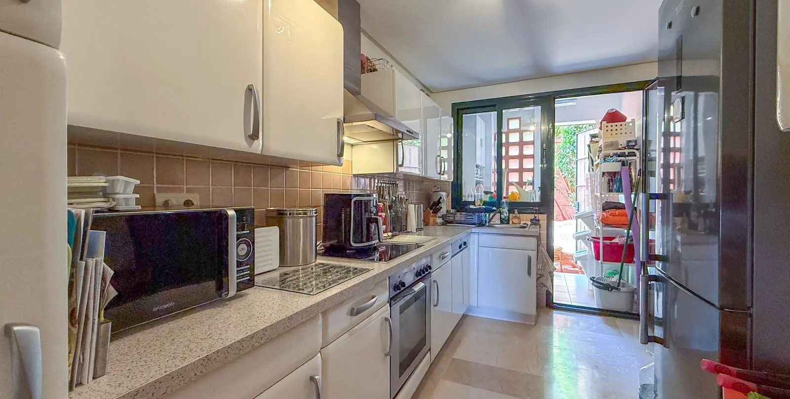 Sale of middle floor apartment in Calahonda 26
