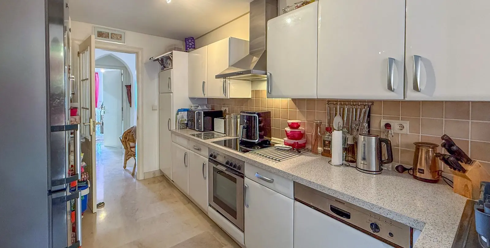 Sale of middle floor apartment in Calahonda 27