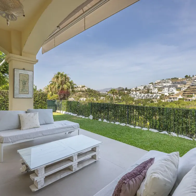 Sale of ground floor apartment in Benahavís