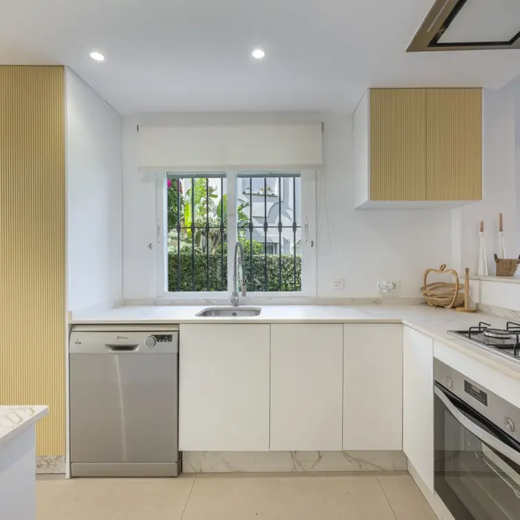 Sale of ground floor apartment in Benahavís