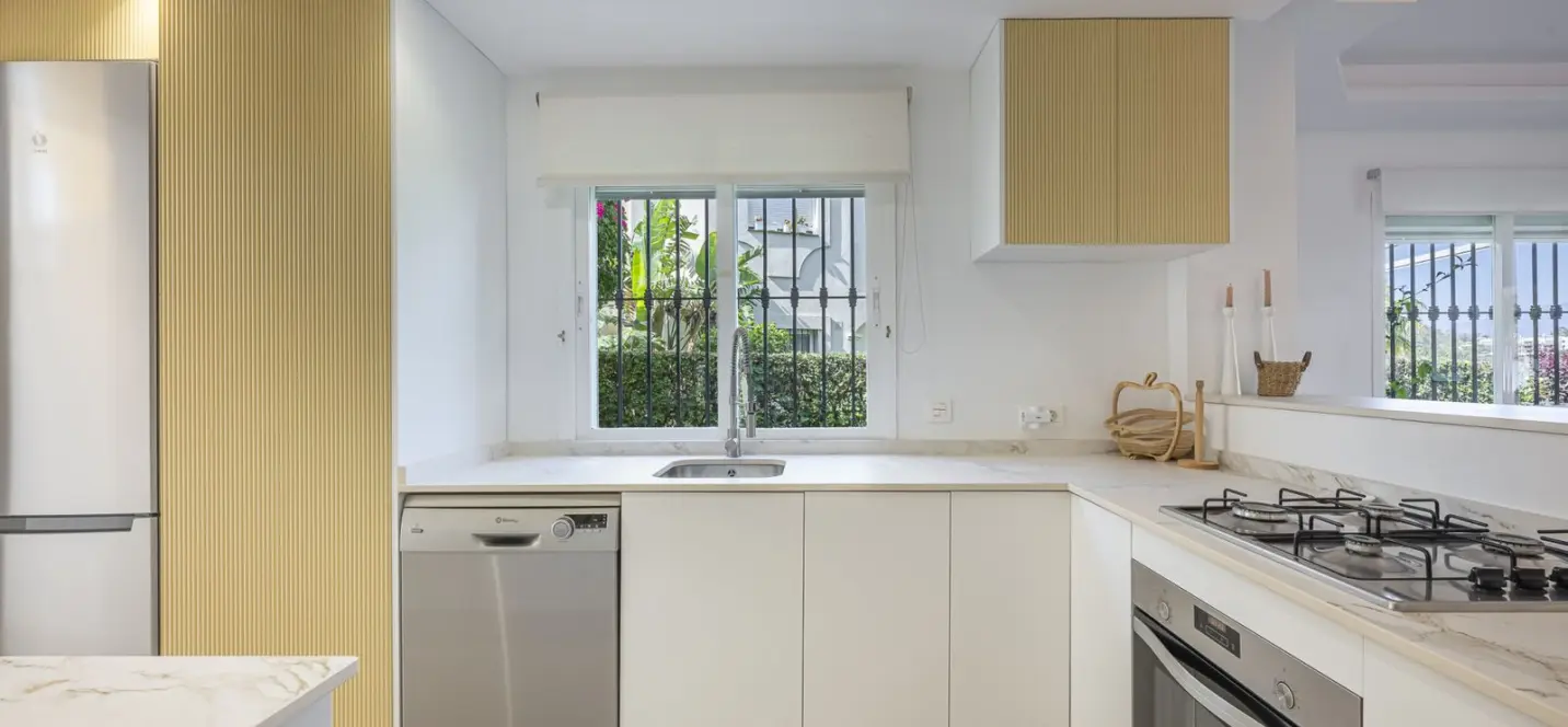 Sale of ground floor apartment in Benahavís 2