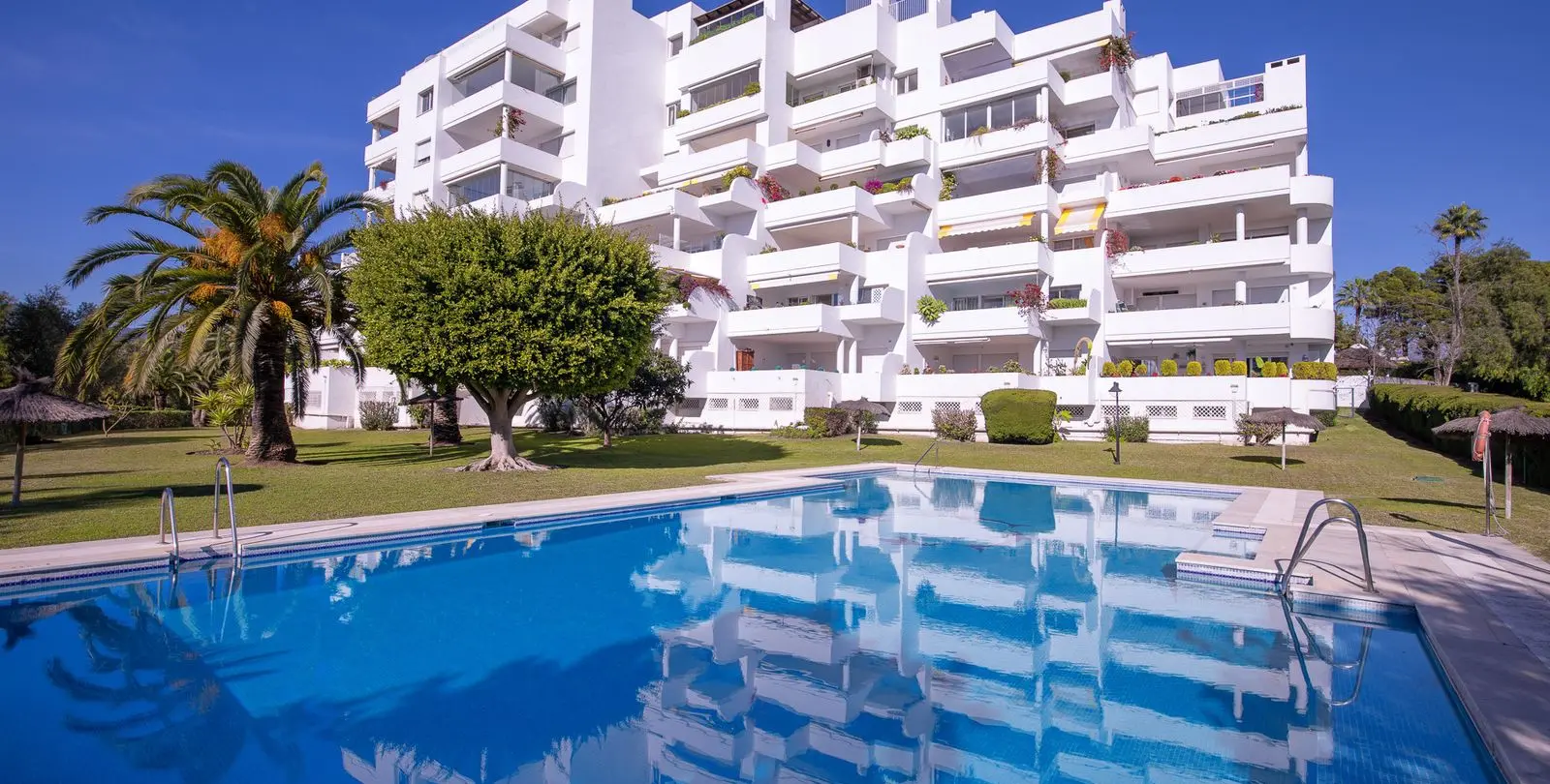Продажа апартаментов на среднем этаже в Guadalmina Alta 1