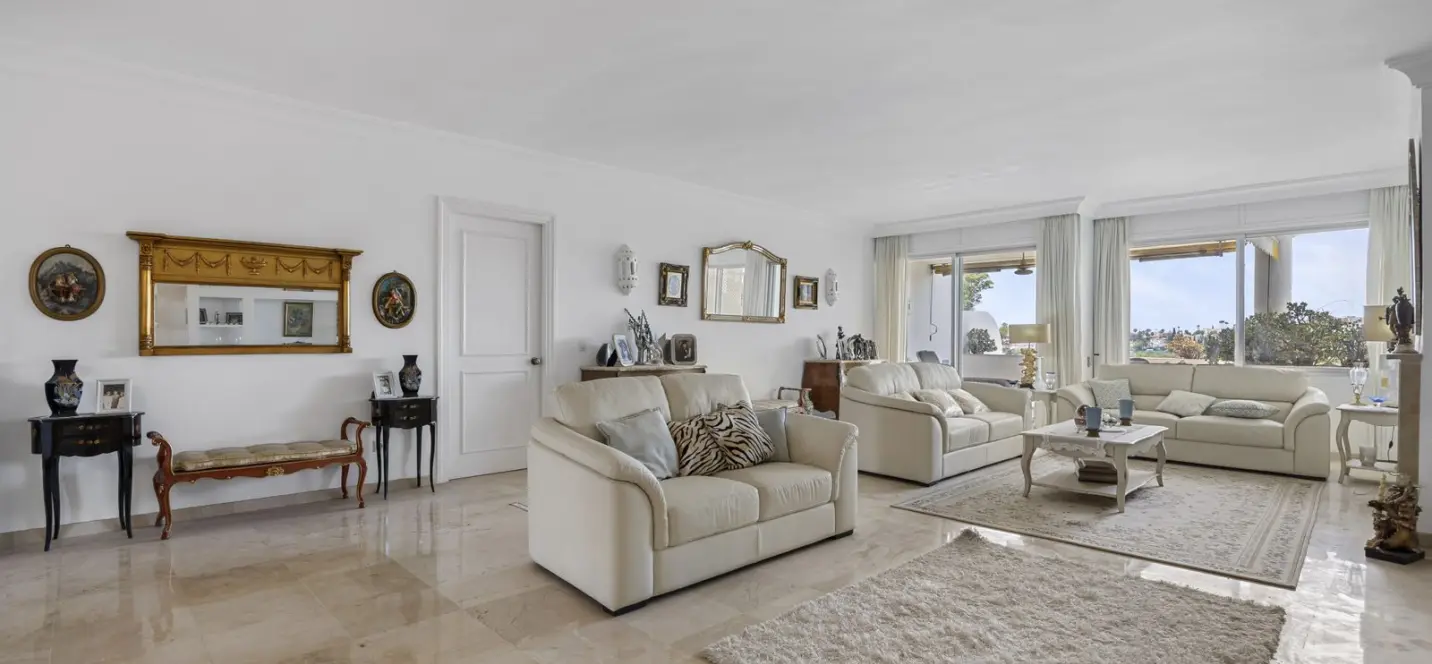 Продажа апартаментов на среднем этаже в Guadalmina Alta 4