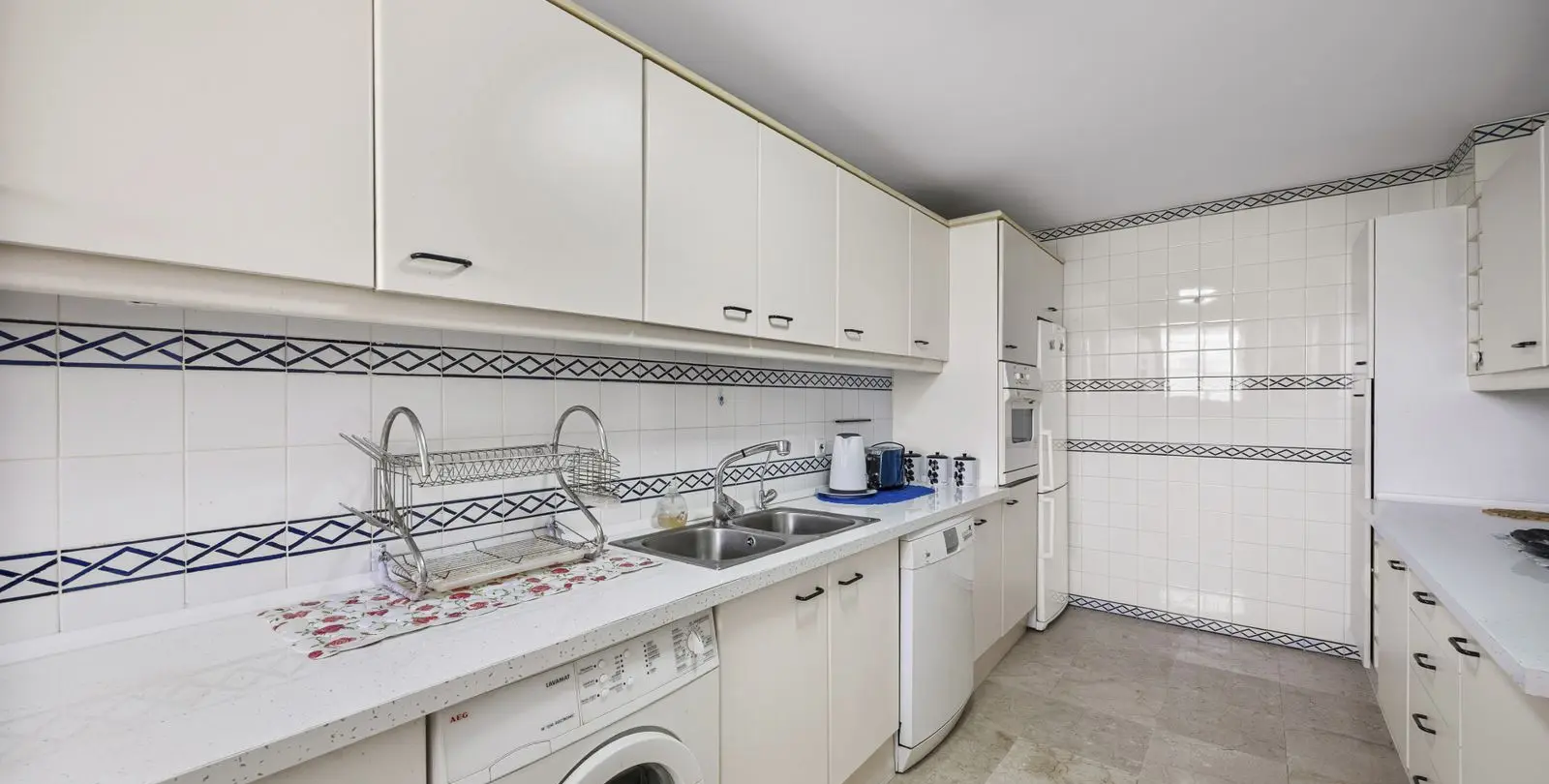 Продажа апартаментов на среднем этаже в Guadalmina Alta 12