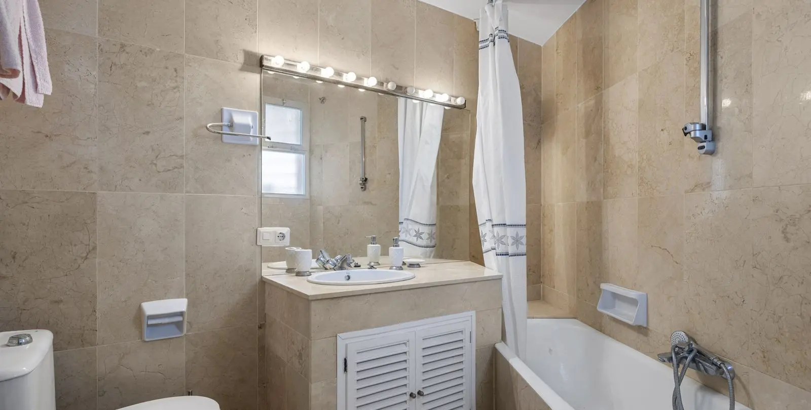 Продажа апартаментов на среднем этаже в Guadalmina Alta 17