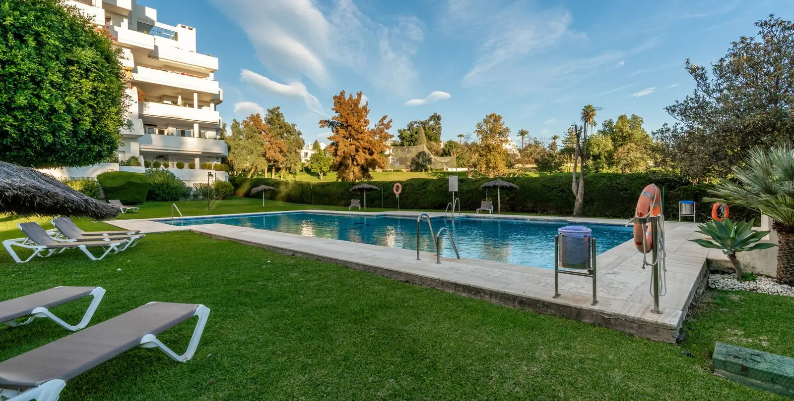 Продажа апартаментов на среднем этаже в Guadalmina Alta 20