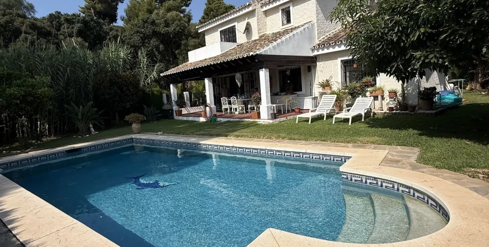 Sale of detached villa in Calahonda 1