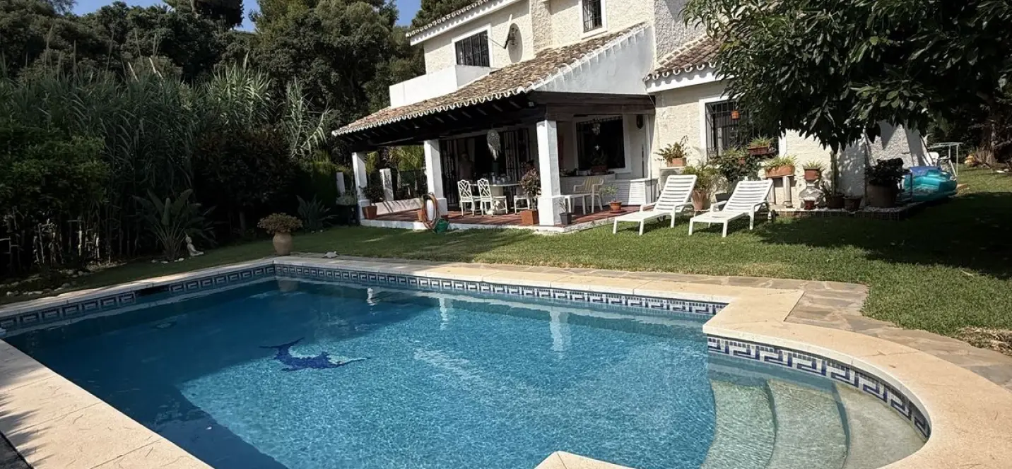 Sale of detached villa in Calahonda 0