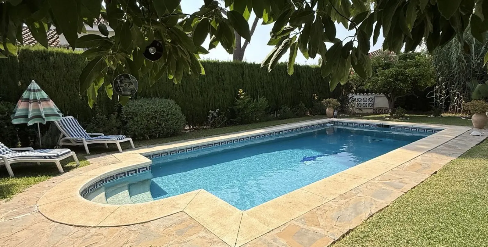 Sale of detached villa in Calahonda 2