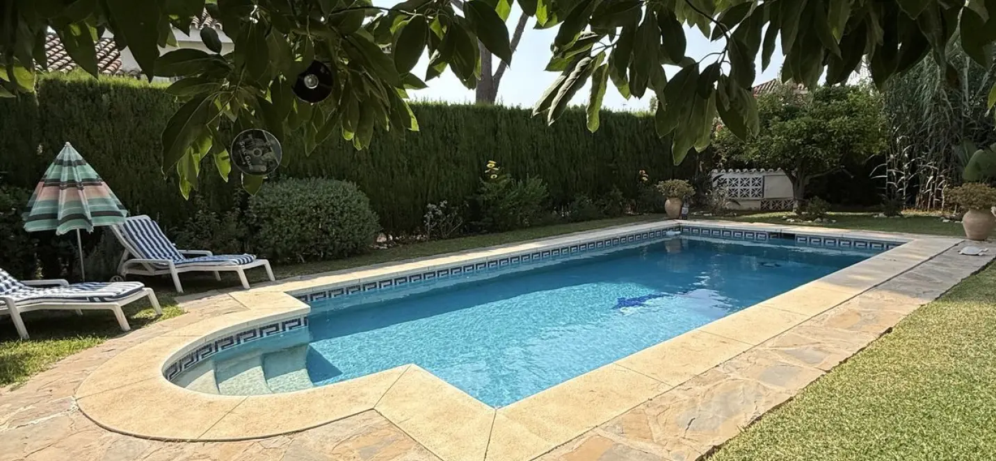 Sale of detached villa in Calahonda 1