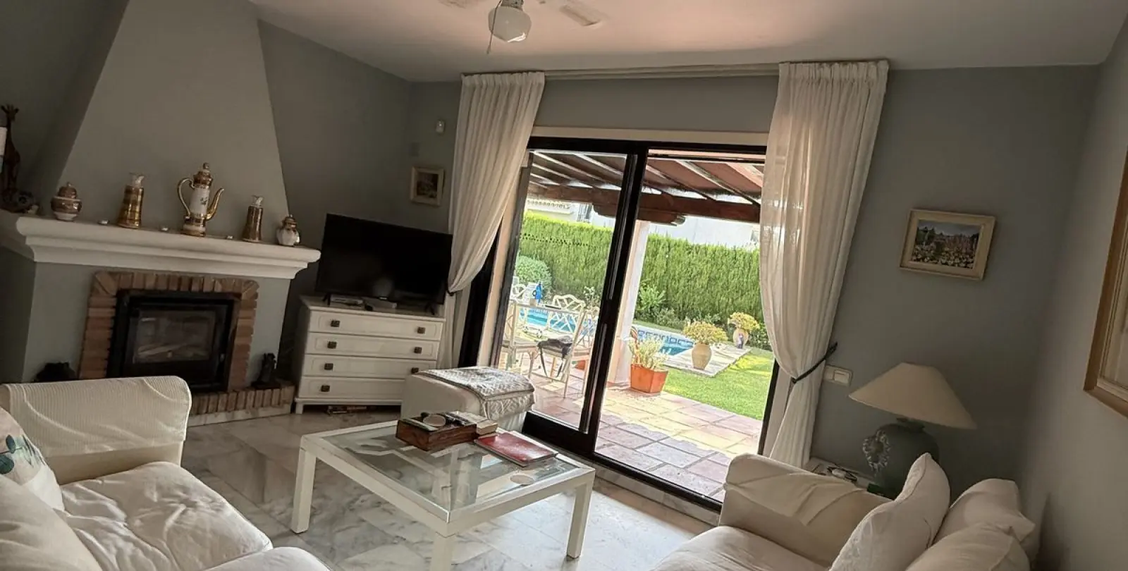 Sale of detached villa in Calahonda 3