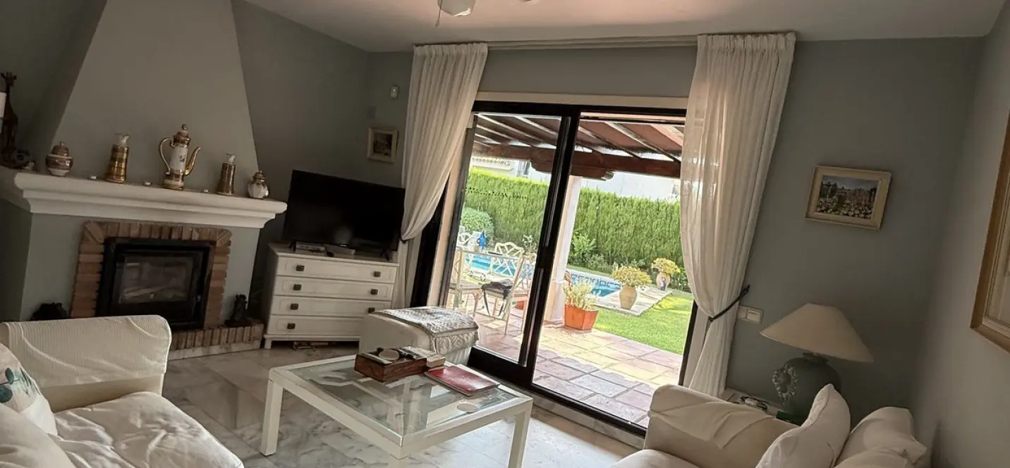 Sale of detached villa in Calahonda 2