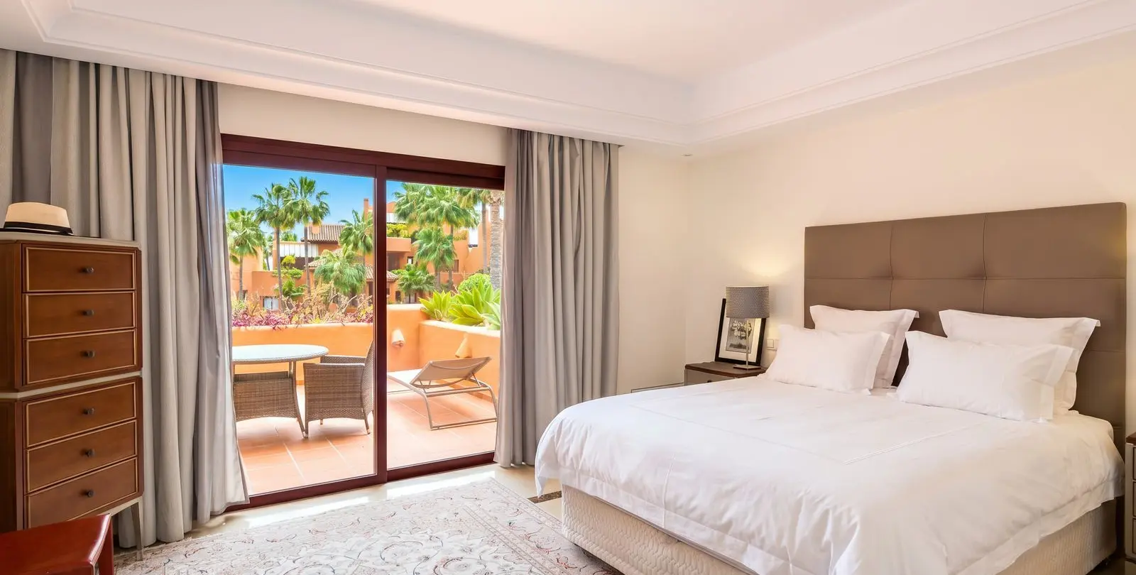 Sale of middle floor apartment in Nueva Andalucía 2