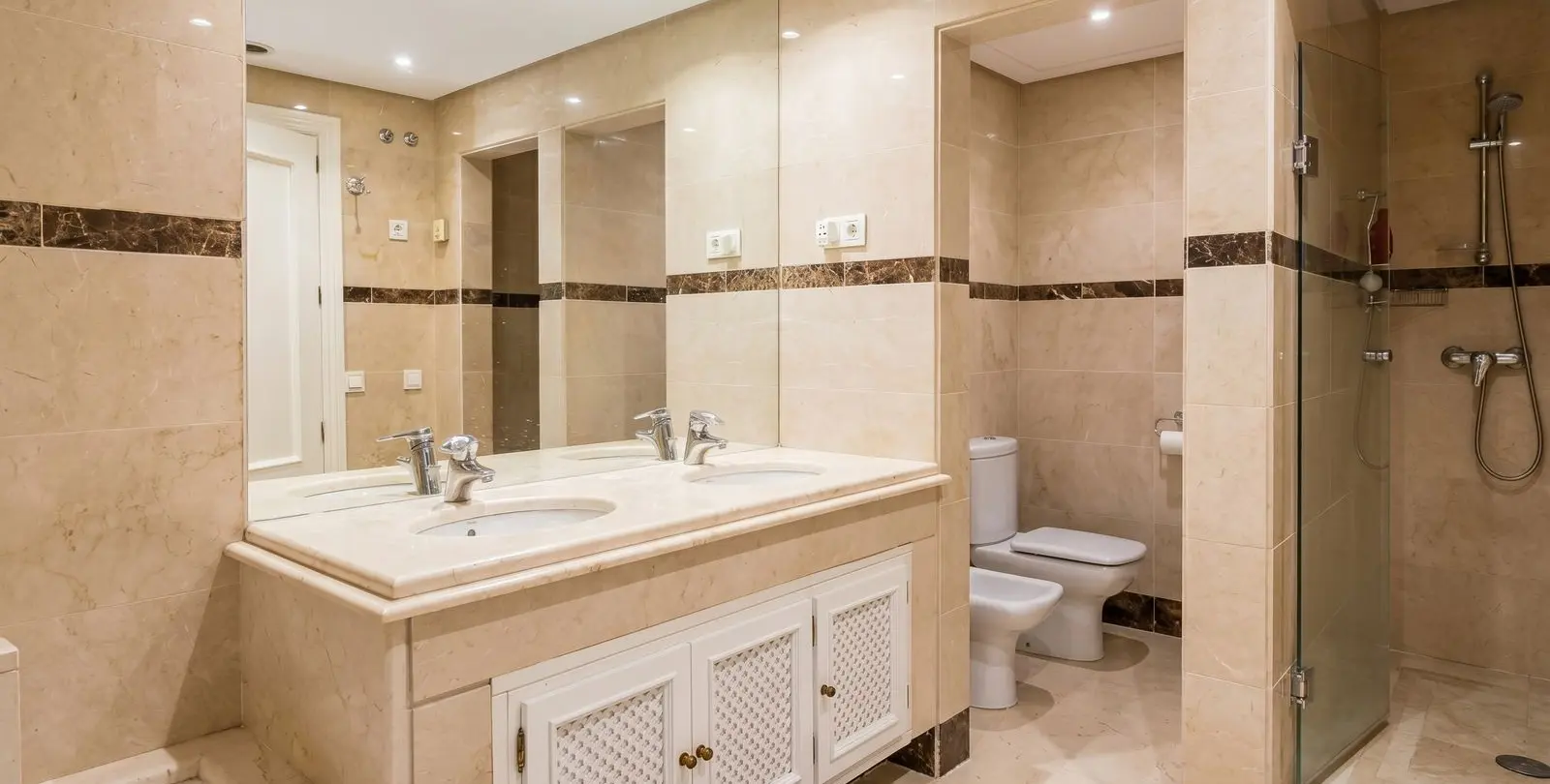 Sale of middle floor apartment in Nueva Andalucía 16