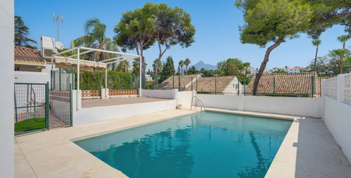 Sale of detached villa in Nueva Andalucía 16