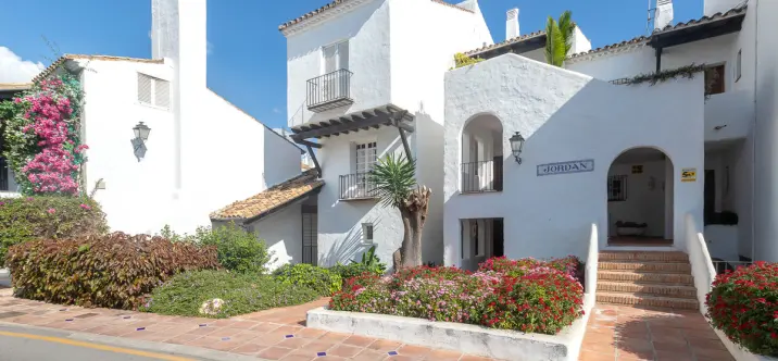 Venta de apartamento en planta media en The Golden Mile 1