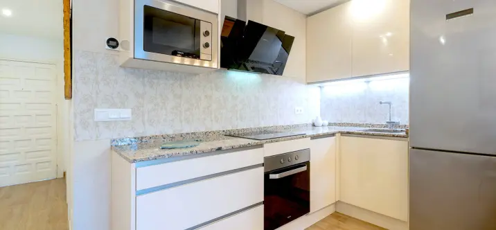 Venta de apartamento en planta media en The Golden Mile 4