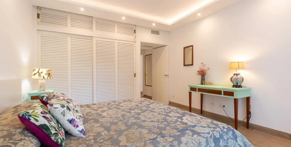 Venta de apartamento en planta media en The Golden Mile 7